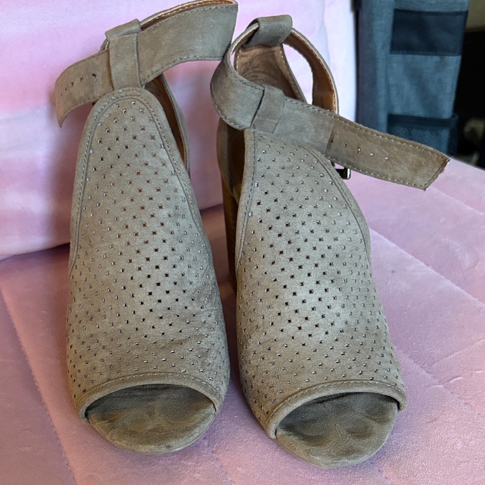 Women's Tan Peep-Toe Ankle Strap Shoes